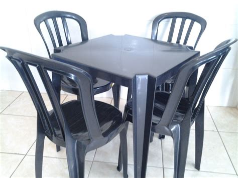 mesa plástica com 4 cadeiras